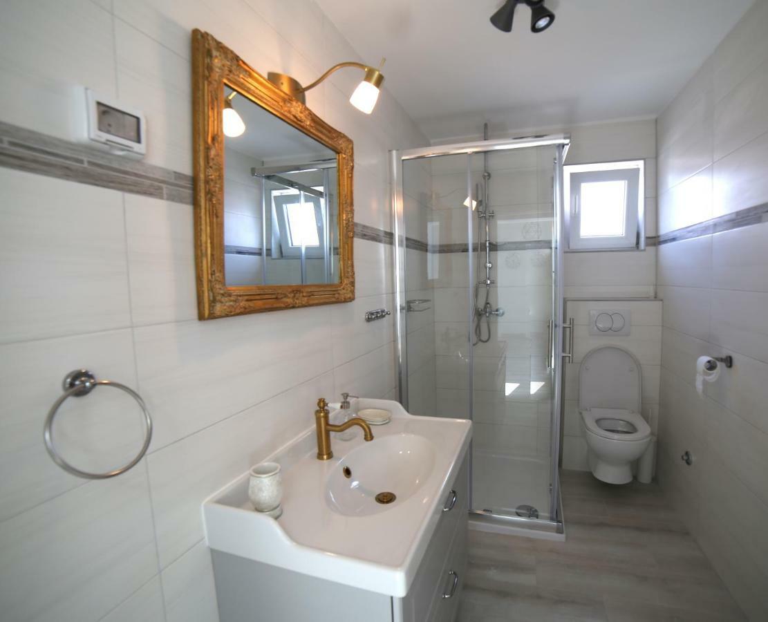 Sweet Suite With Free Private Parking Pola Esterno foto